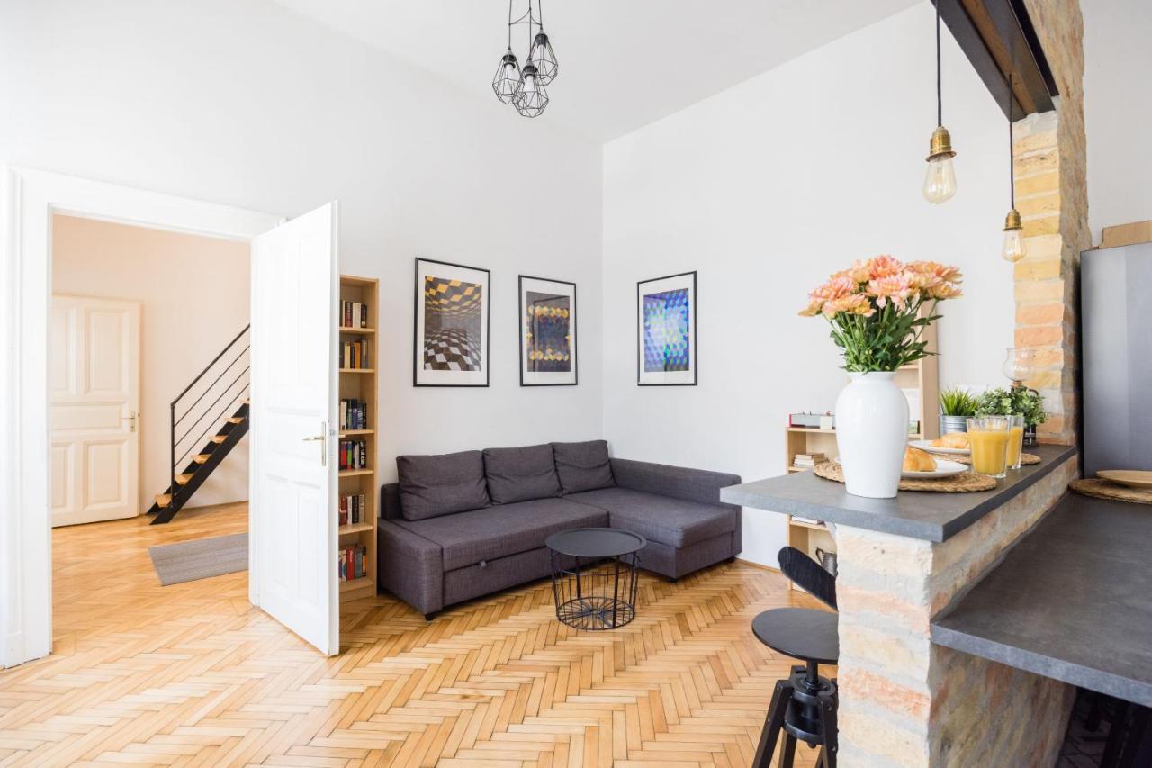 Live Like A Local At The Rustic Hockey Hut Apartment Budapest Exterior photo