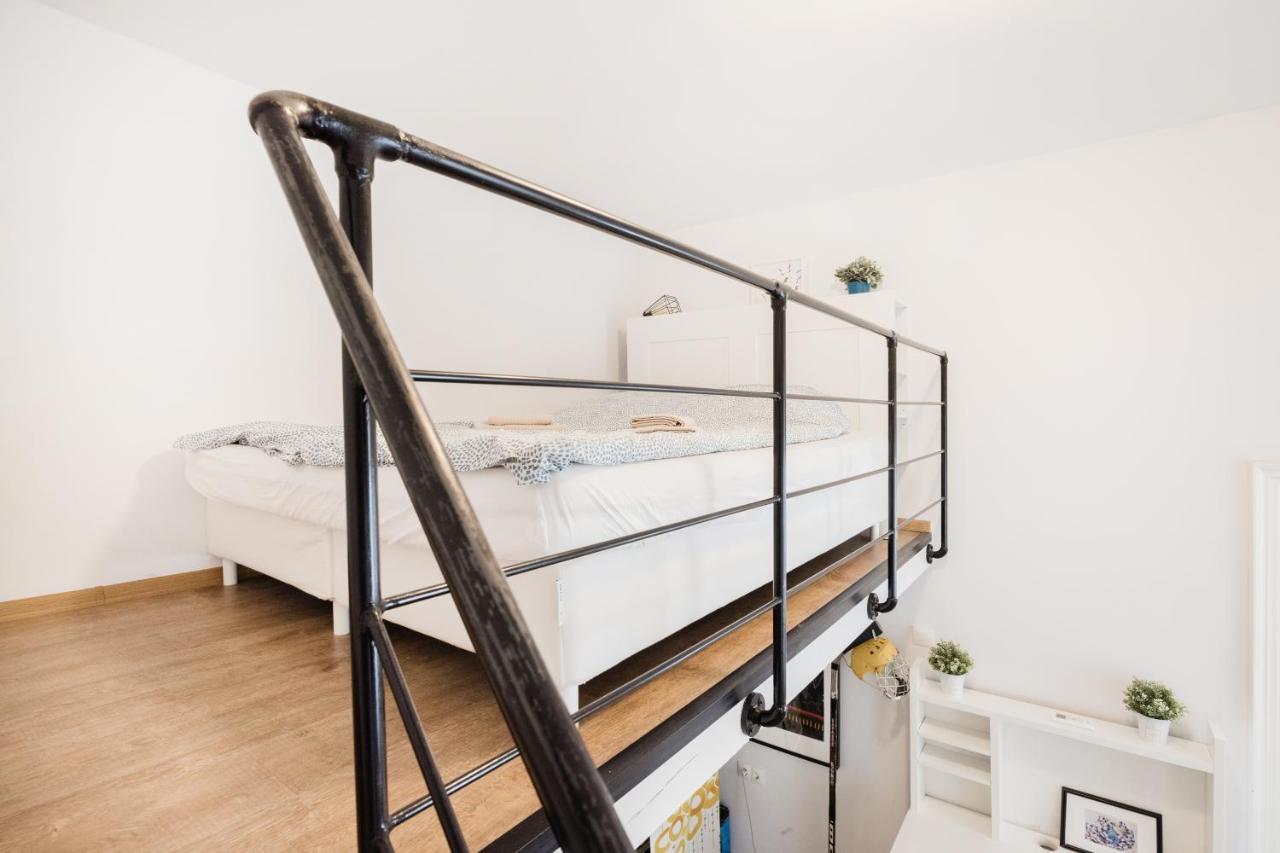 Live Like A Local At The Rustic Hockey Hut Apartment Budapest Exterior photo