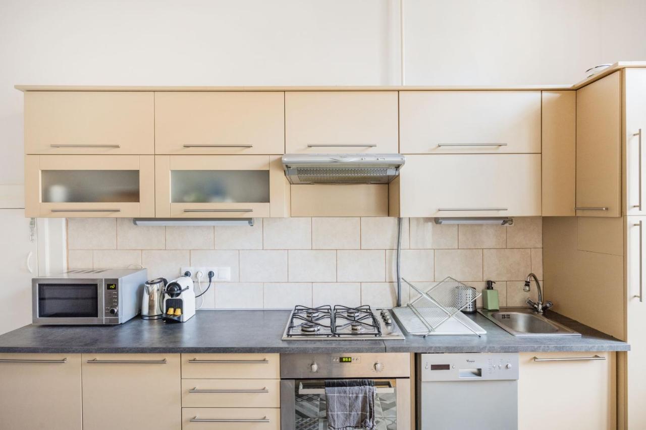 Live Like A Local At The Rustic Hockey Hut Apartment Budapest Exterior photo