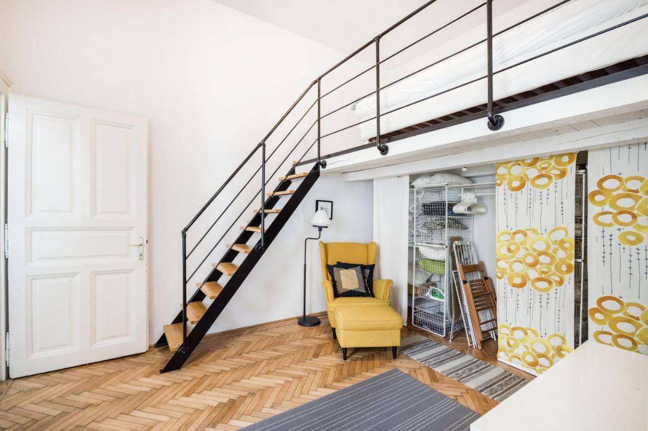 Live Like A Local At The Rustic Hockey Hut Apartment Budapest Exterior photo