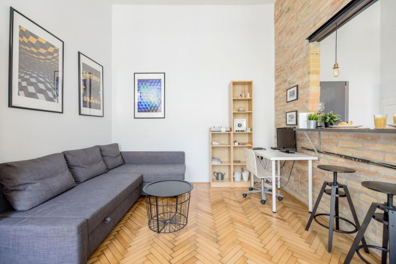 Live Like A Local At The Rustic Hockey Hut Apartment Budapest Exterior photo