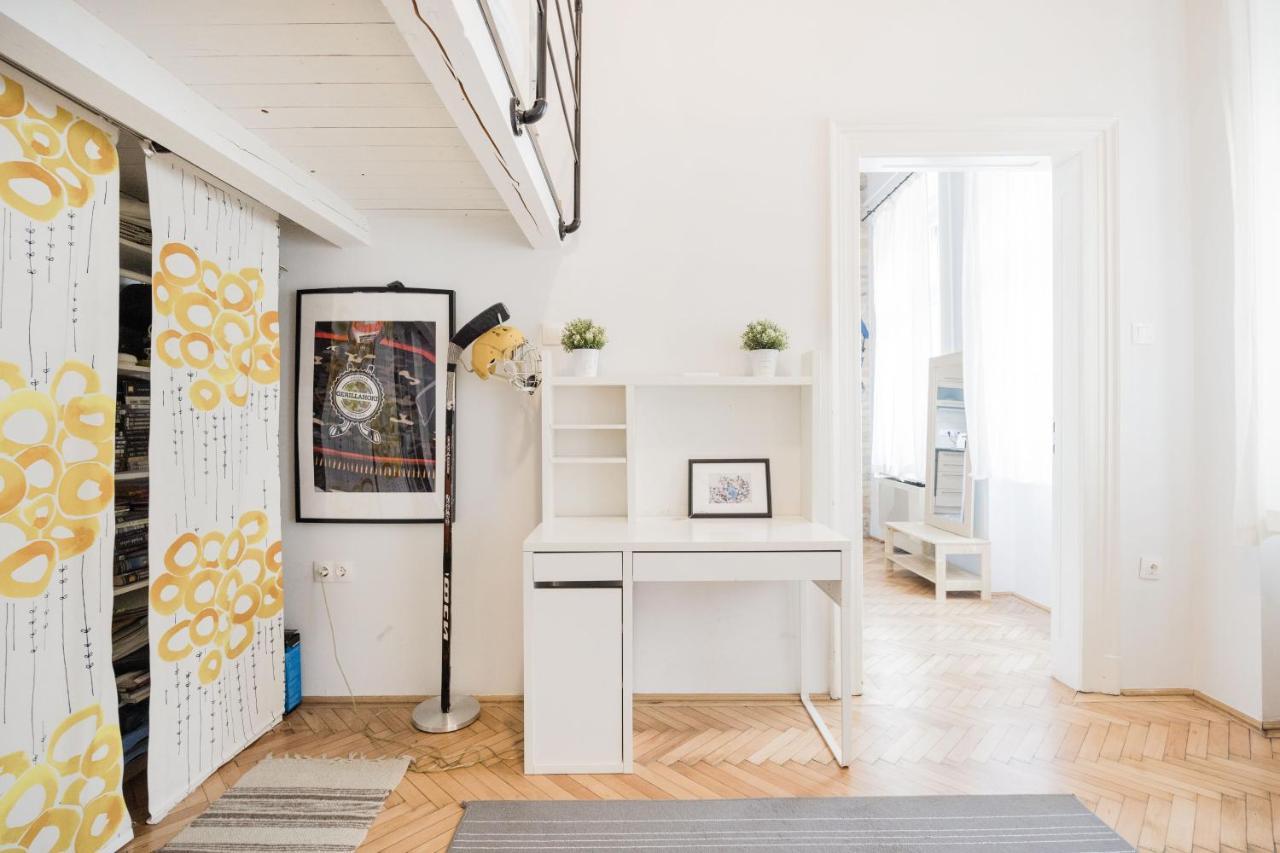 Live Like A Local At The Rustic Hockey Hut Apartment Budapest Exterior photo