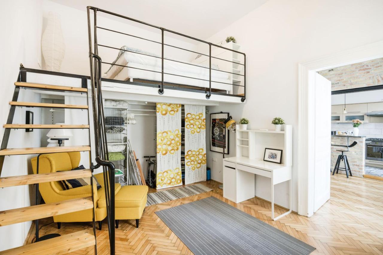 Live Like A Local At The Rustic Hockey Hut Apartment Budapest Exterior photo